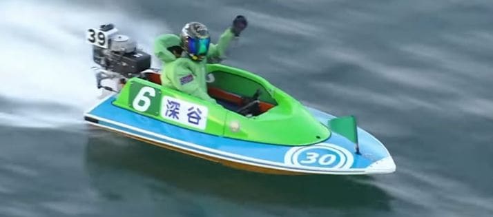「チャレンジカップ2022(鳴門競艇SG)」／優勝のゴール直前で歓喜を見せる深谷知博選手